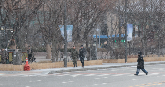 아침 기온이 영하로 내려가며 강추위의 날씨를 보이는 16일 오전 서울 종로구 광화문광장 일대에 눈이 내리고 있다.